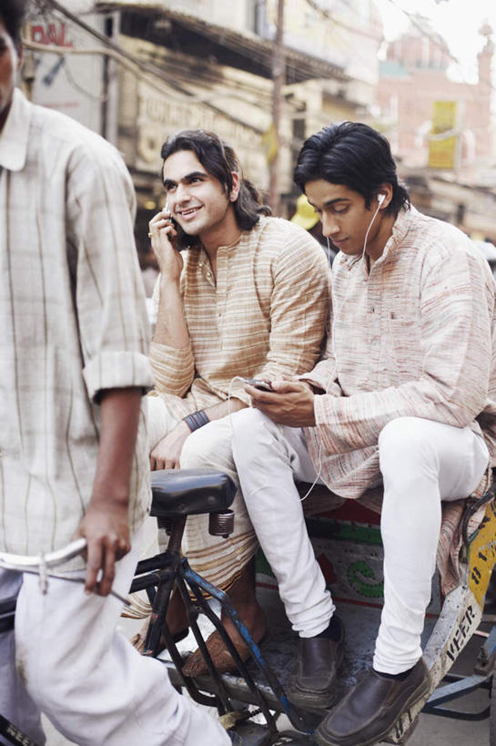 两个人,伙伴,朋友,家,坐,笑,打电话,微笑,露齿笑,竖图,室外,白天,正面,陶醉,快乐,友谊,电话,手机,亚洲,握,服装,朦胧,模糊,房屋,屋子,黄包车,音乐,拿,音乐播放器,拿着,注视,休闲装,通讯设备,楼房,住宅,衣服,人力车,低头,观察,看,享受,休闲,休闲服,握着,服饰,观看,察看,关注,MP3播放器,交流,友情,男人,男性,年轻男性,亚洲人,印度人,沟通,通话,坐着,半身,彩图,房子,播放器,沉醉