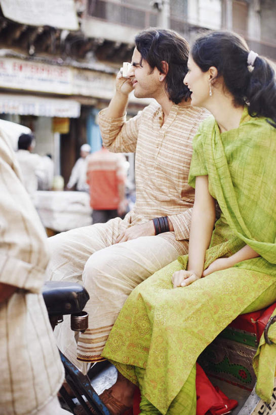 两个人,夫妻,坐,笑,微笑,露齿笑,竖图,室外,白天,侧面,民族服装,爱情,相机,亚洲,服装,朦胧,模糊,黄包车,浪漫,注视,休闲装,拍照,衣服,数码相机,人力车,观察,看,休闲,休闲服,恩爱,恋人,摄影,服饰,观看,飘逸,察看,庄重,关注,追求,纱丽,雅致,纱丽服,清婉,妍丽,男人,男性,年轻男性,年轻女性,女人,女性,亚洲人,印度人,夫妇,情侣,照相机,坐着,半身,彩图,传统服装,民俗服,照相,伴侣,奢华