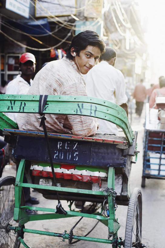 三个人,坐,笑,微笑,露齿笑,竖图,室外,白天,陶醉,快乐,满意,幸福,街道,亚洲,服装,朦胧,模糊,房屋,屋子,公寓,黄包车,音响,音乐,音乐播放器,扭头,注视,休闲装,娱乐,楼房,住宅,背面,衣服,耳机,人力车,观察,看,转头,享受,休闲,休闲服,放松,服饰,观看,察看,舒适,享乐,关注,MP3播放器,男人,男性,年轻男性,亚洲人,印度人,坐着,半身,彩图,房子,播放器,沉醉