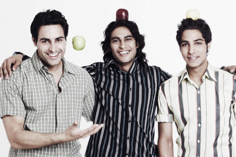 三个人,伙伴,朋友,站,投,笑,微笑,露齿笑,横图,室内,白天,白色背景,正面,友谊,苹果,水果,亚洲,服装,新鲜,生食,食品,果实,顶,注视,休闲装,食物,衣服,红苹果,青苹果,观察,看,站着,休闲,休闲服,摄影,服饰,有机食品,绿色食品,影棚,观看,察看,关注,友情,男人,男性,年轻男性,亚洲人,印度人,抛,扔,撒,站立,掷,半身,彩图,影棚拍摄,拍摄