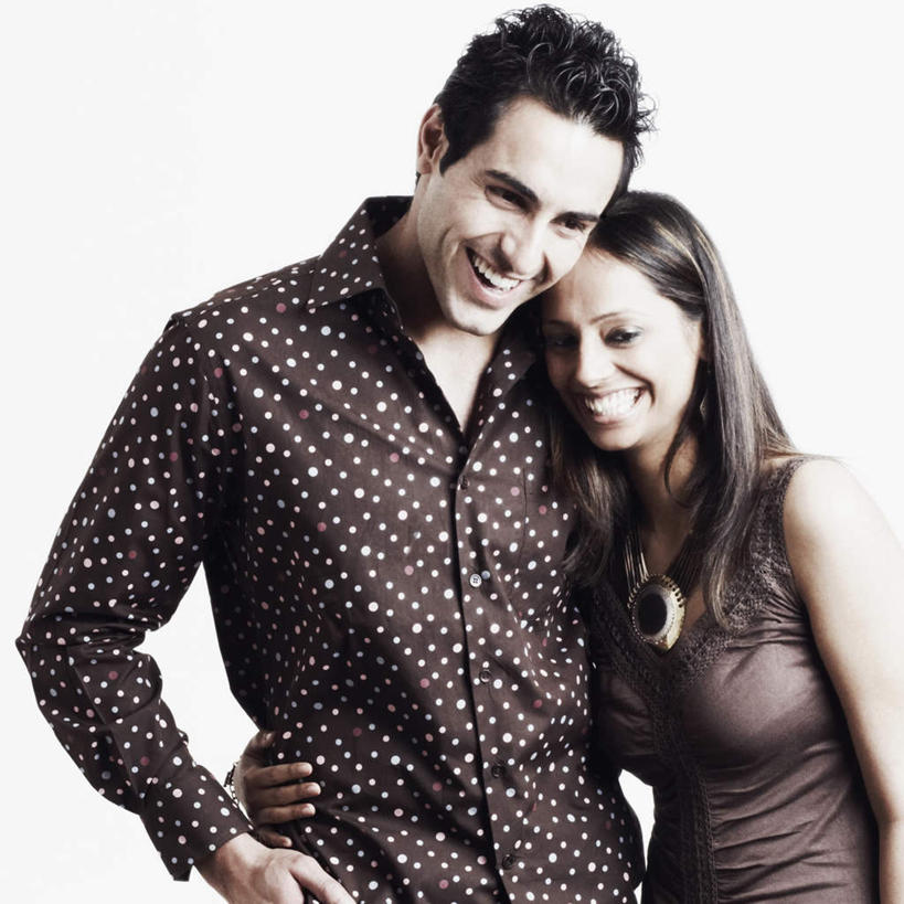 两个人,夫妻,站,抱,笑,微笑,露齿笑,横图,室内,白天,白色背景,正面,爱情,亚洲,服装,浪漫,注视,休闲装,衣服,观察,看,站着,休闲,休闲服,恩爱,恋人,摄影,服饰,影棚,抱着,观看,察看,搂着,关注,手插袋,单手插袋,单手抄兜,单手放兜,男人,男性,年轻男性,年轻女性,女人,女性,亚洲人,印度人,夫妇,情侣,插兜,搂,搂抱,手插兜,手放口袋,站立,半身,彩图,影棚拍摄,拍摄,伴侣,手抄兜