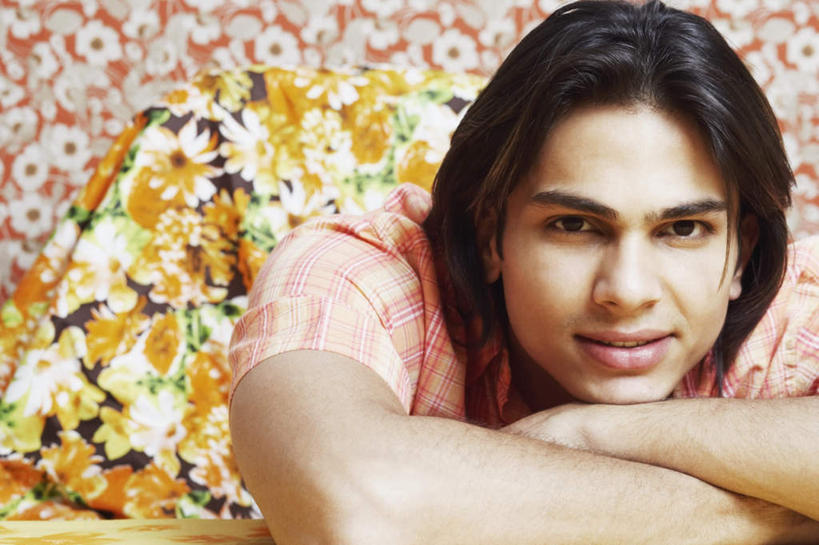 脸,头,脸颊,一个人,躺,笑,微笑,横图,室内,特写,白天,正面,壁纸,靠垫,亚洲,仅一个男性,仅一个人,服装,朦胧,模糊,装饰,靠枕,注视,休闲装,肩膀,仅一个年轻男性,衣服,垫子,枕头,观察,看,趴着,休闲,休闲服,服饰,观看,华丽,修饰,点缀,碎花,察看,关注,衬托,美观,雅致,雅观,卧着,男人,男性,年轻男性,亚洲人,印度人,头部,脸部,脸蛋,面部,墙纸,趴,躺着,卧,半身,彩图