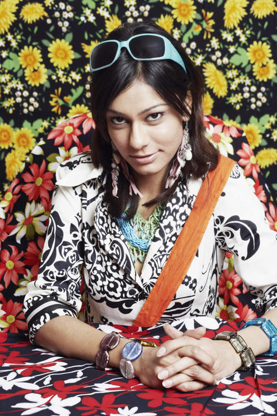 一个人,坐,双手交叉,竖图,室内,白天,正面,壁纸,亚洲,仅一个年轻女性,仅一个女性,仅一个人,戴,服装,装饰,包,墨镜,皮包,眼镜,注视,休闲装,衣服,耳环,手链,太阳镜,太阳眼镜,观察,看,休闲,休闲服,遮阳镜,服饰,观看,华丽,修饰,单肩包,点缀,碎花,察看,关注,衬托,美观,雅致,雅观,年轻女性,女人,女性,亚洲人,印度人,墙纸,坐着,半身,彩图