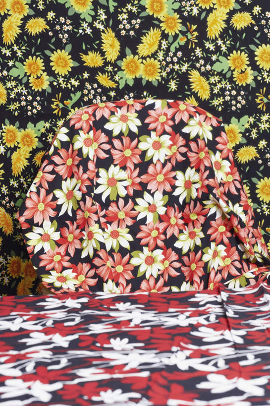 无人,竖图,室内,特写,白天,正面,壁纸,桌子,静物,椅子,装饰,盛开,花蕾,花,花瓣,花朵,花苞,花蕊,华丽,修饰,点缀,碎花,衬托,美观,雅致,雅观,墙纸,彩图