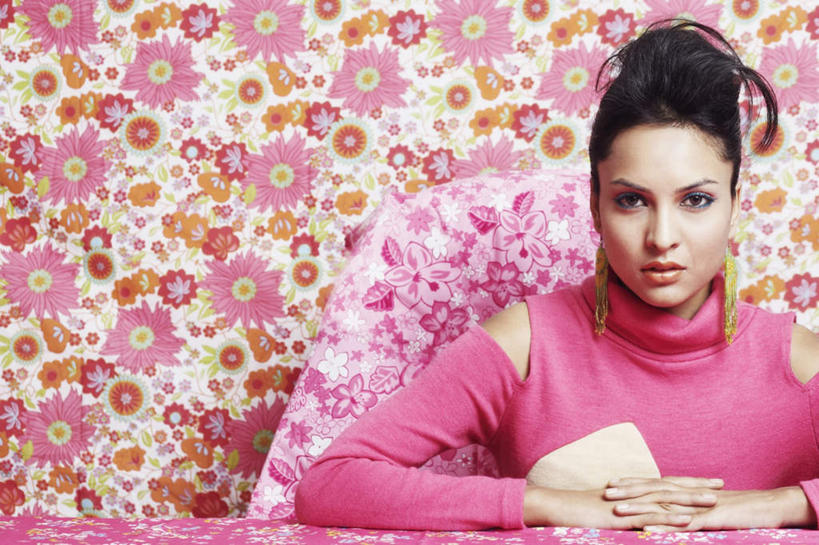 一个人,坐,双手交叉,横图,室内,白天,正面,壁纸,亚洲,仅一个年轻女性,仅一个女性,仅一个人,服装,装饰,注视,休闲装,衣服,观察,看,休闲,休闲服,服饰,观看,华丽,修饰,点缀,碎花,察看,关注,衬托,美观,雅致,雅观,年轻女性,女人,女性,亚洲人,印度人,墙纸,坐着,半身,彩图