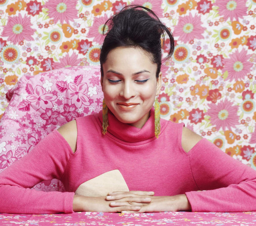 一个人,坐,闭眼,笑,双手交叉,微笑,横图,室内,白天,正面,壁纸,亚洲,仅一个年轻女性,仅一个女性,仅一个人,服装,装饰,休闲装,衣服,休闲,休闲服,服饰,华丽,修饰,点缀,碎花,衬托,美观,雅致,雅观,年轻女性,女人,女性,亚洲人,印度人,墙纸,闭眼睛,闭着眼,闭着眼睛,坐着,半身,彩图