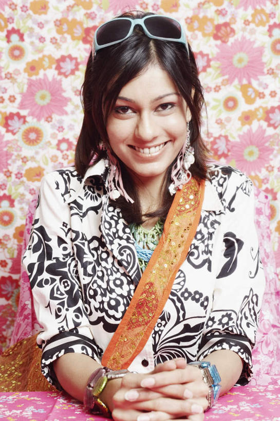 一个人,坐,笑,双手交叉,微笑,露齿笑,竖图,室内,白天,正面,壁纸,亚洲,仅一个年轻女性,仅一个女性,仅一个人,戴,服装,装饰,包,墨镜,皮包,眼镜,注视,休闲装,衣服,耳环,手链,太阳镜,太阳眼镜,观察,看,休闲,休闲服,遮阳镜,服饰,观看,华丽,修饰,单肩包,点缀,碎花,察看,领导,象征,关注,荣誉,代表,绶带,衬托,美观,雅致,雅观,地位,年轻女性,女人,女性,亚洲人,印度人,墙纸,坐着,半身,彩图