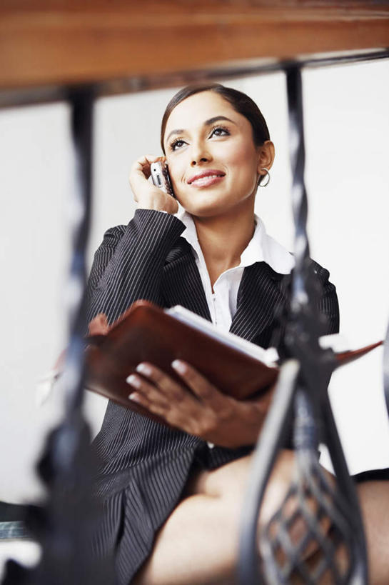 一个人,商务人士,商务女性,栏杆,坐,笑,打电话,微笑,露齿笑,竖图,室内,白天,仰视,楼梯,电话,手机,亚洲,仅一个年轻女性,仅一个女性,仅一个人,套装,朦胧,模糊,扶手,阶梯,记事本,拿,拿着,注视,通讯设备,护栏,台阶,本子,笔记本,观察,看,观看,察看,关注,商务装,工薪阶层,交流,年轻女性,女人,女性,亚洲人,印度人,白领,上班族,沟通,通话,坐着,半身,彩图,低角度拍摄