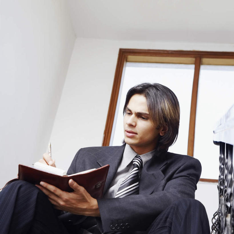 一个人,商务人士,商务男性,栏杆,坐,横图,室内,白天,仰视,衬衫,窗户,楼梯,亚洲,仅一个男性,仅一个人,套装,扶手,阶梯,记事本,领带,拿,拿着,注视,护栏,玻璃窗,台阶,仅一个年轻男性,本子,笔记本,观察,看,观看,察看,书写,关注,商务装,工薪阶层,誊写,男人,男性,年轻男性,亚洲人,印度人,白领,上班族,坐着,半身,彩图,低角度拍摄,衬衣