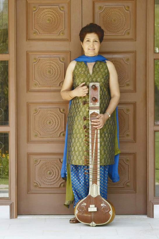 一个人,站,笑,微笑,露齿笑,竖图,室外,白天,正面,民族服装,亚洲,仅一个女性,仅一个人,握,乐器,弦乐器,拿,拿着,注视,一个,观察,看,站着,握着,服饰,仅一个老年女性,单个,观看,飘逸,察看,庄重,关注,弓拉弦乐器,弓拉弦鸣乐器,追求,纱丽,雅致,西塔尔,西塔琴,纱丽服,清婉,妍丽,锡塔尔琴,老年女性,女人,女性,亚洲人,印度人,彩图,全身,传统服装,民俗服,奢华