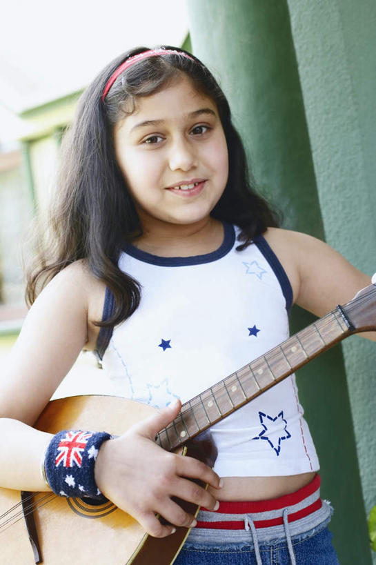 儿童,一个人,笑,微笑,露齿笑,竖图,室外,白天,正面,纯洁,亚洲,仅一个女性,仅一个人,阴影,服装,光线,影子,吉他,乐器,弦乐器,注视,休闲装,小孩,衣服,阳光,观察,看,仅一个小孩,休闲,休闲服,可爱,童年,童趣,弹,服饰,观看,察看,关注,弹拨弦鸣乐器,童真,烂漫,无邪,天真,女孩,女人,女性,亚洲人,印度人,孩子,半身,彩图,弹拨弦乐器,女生