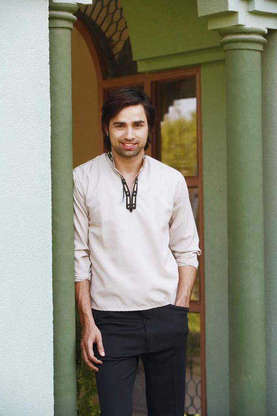 一个人,站,笑,微笑,露齿笑,竖图,室外,白天,正面,亚洲,仅一个男性,仅一个人,服装,注视,休闲装,仅一个年轻男性,衣服,观察,看,站着,休闲,休闲服,服饰,观看,察看,关注,男人,男性,年轻男性,亚洲人,印度人,插兜,手插兜,手放口袋,半身,彩图