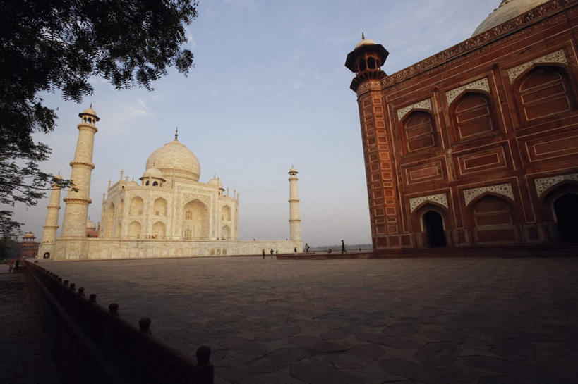 无人,方图,室外,白天,仰视,旅游,度假,名胜古迹,植物,地标,泰姬陵,印度,亚洲,阴影,遗迹,光线,影子,柱子,云,云朵,云彩,古迹,文物,娱乐,古建筑,树,树木,蓝色,绿色,白云,蓝天,天空,阳光,自然,天,享受,休闲,旅游胜地,放松,生长,晴朗,成长,陵墓,南亚,古文明,世界文化遗产,泰姬.马哈尔陵,伊斯兰建筑,泰姬玛哈,世界七大奇迹,晴空,彩图,低角度拍摄,标志性建筑