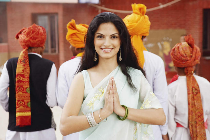 东方人,背部,伙伴,朋友,站,笑,微笑,露齿笑,横图,室外,白天,正面,民族服装,友谊,亚洲,五个人,祝福,注视,黄种人,虔诚,观察,看,祈祷,双手合十,站着,服饰,观看,飘逸,察看,庄重,关注,感谢,追求,合掌,纱丽,合十礼,合掌礼,合十,莲华合掌,感恩,雅致,纱丽服,清婉,妍丽,友情,男人,男性,年轻男性,年轻女性,女人,女性,亚洲人,印度人,站立,半身,彩图,传统服装,民俗服,奢华