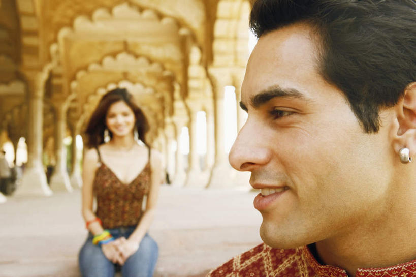 东方人,脸,头,脸颊,两个人,坐,笑,微笑,露齿笑,横图,室外,特写,白天,正面,旅游,度假,名胜古迹,地标,印度,亚洲,服装,遗迹,注视,休闲装,黄种人,古迹,文物,娱乐,古建筑,肩膀,衣服,观察,看,享受,休闲,休闲服,旅游胜地,放松,服饰,观看,察看,关注,古文明,阿格拉,北方邦,阿格拉城堡,男人,男性,年轻男性,年轻女性,女人,女性,亚洲人,印度人,头部,脸部,脸蛋,面部,坐着,半身,彩图,标志性建筑