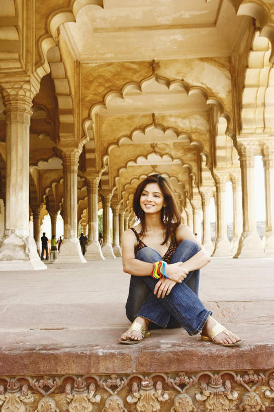 东方人,一个人,坐,笑,微笑,露齿笑,竖图,室外,白天,正面,旅游,度假,名胜古迹,地标,印度,亚洲,仅一个年轻女性,仅一个女性,仅一个人,服装,遗迹,注视,休闲装,黄种人,古迹,文物,娱乐,古建筑,衣服,观察,看,享受,休闲,休闲服,旅游胜地,放松,服饰,抱膝,观看,察看,关注,古文明,阿格拉,北方邦,阿格拉城堡,年轻女性,女人,女性,亚洲人,印度人,屈膝,坐着,彩图,全身,标志性建筑
