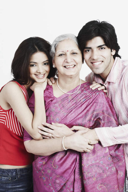 三个人,家庭,祖母,站,抱,笑,微笑,露齿笑,竖图,室内,白天,白色背景,正面,民族服装,衬衫,亚洲,撑,注视,手链,观察,看,站着,温暖,温馨,一家人,摄影,服饰,影棚,奶奶,抱着,观看,飘逸,祖孙,和睦,察看,撑着,搂着,庄重,关注,追求,外婆,外孙女,外祖母,外孙,纱丽,外孙子,雅致,纱丽服,清婉,妍丽,老年女性,男人,男性,年轻男性,年轻女性,女人,女性,亚洲人,印度人,孙女,孙子,搂,搂抱,站立,半身,彩图,影棚拍摄,衬衣,传统服装,民俗服,拍摄,融洽,奢华