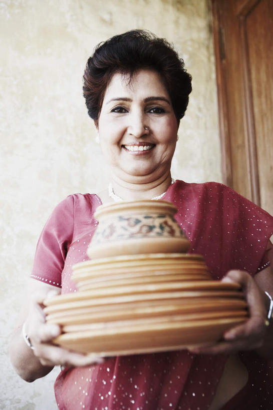 一个人,站,捧,笑,微笑,露齿笑,竖图,室内,白天,白色背景,正面,民族服装,门,卧室,餐具,亚洲,仅一个女性,仅一个人,许多,堆叠,碟子,盘,注视,盘子,碟,门框,观察,看,站着,仅一个中年女性,摄影,服饰,影棚,观看,飘逸,堆,察看,庄重,关注,追求,陶土,纱丽,雅致,纱丽服,清婉,妍丽,女人,女性,中年女性,亚洲人,印度人,端,端着,捧着,手捧,站立,半身,彩图,影棚拍摄,传统服装,民俗服,拍摄,睡房,卧房,奢华