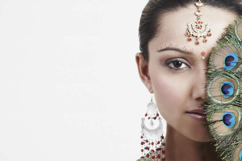脸,头,脸颊,脖子,一个人,站,笑,微笑,横图,室内,特写,白天,白色背景,正面,孔雀,羽毛,亚洲,仅一个年轻女性,仅一个女性,仅一个人,尾巴,头饰,注视,肩膀,耳环,观察,看,站着,遮,遮掩,摄影,开屏,影棚,观看,察看,掩盖,遮挡,关注,遮盖,掩饰,年轻女性,女人,女性,亚洲人,印度人,头部,脖,颈,颈部,脸部,脸蛋,面部,站立,半身,彩图,影棚拍摄,拍摄