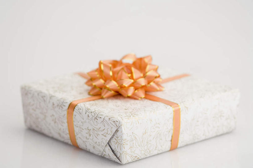 无人,横图,俯视,室内,特写,白天,白色背景,静物,礼盒,礼物,装饰,丝绸,丝带,纸盒,缎带,绸带,盒子,一个,包装盒,礼品盒,摄影,礼品,装饰花,影棚,单个,华丽,修饰,点缀,衬托,美观,雅致,雅观,彩图,高角度拍摄,影棚拍摄,拍摄