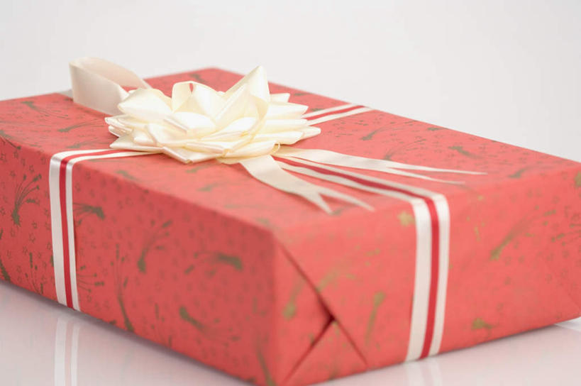 无人,横图,俯视,室内,特写,白天,白色背景,静物,礼盒,礼物,装饰,丝绸,丝带,纸盒,缎带,绸带,盒子,一个,红色,包装盒,礼品盒,摄影,礼品,装饰花,影棚,单个,华丽,修饰,点缀,衬托,美观,雅致,雅观,彩图,高角度拍摄,影棚拍摄,拍摄