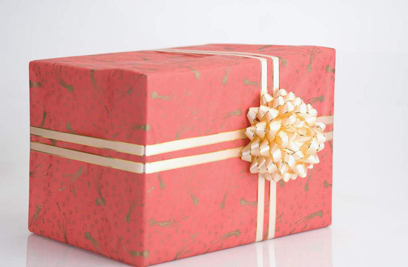 无人,横图,室内,特写,白天,白色背景,正面,静物,礼盒,礼物,装饰,丝绸,丝带,纸盒,缎带,绸带,盒子,一个,红色,包装盒,礼品盒,摄影,礼品,装饰花,影棚,单个,华丽,修饰,点缀,衬托,美观,雅致,雅观,彩图,影棚拍摄,拍摄