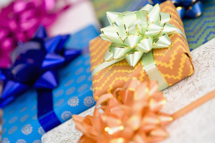 无人,横图,俯视,彩色,室内,特写,白天,白色背景,静物,礼盒,礼物,一堆,许多,堆叠,堆积,装饰,丝绸,丝带,纸盒,缎带,绸带,盒子,包装盒,礼品盒,摄影,礼品,装饰花,影棚,堆,华丽,修饰,点缀,衬托,美观,雅致,雅观,彩图,高角度拍摄,影棚拍摄,拍摄