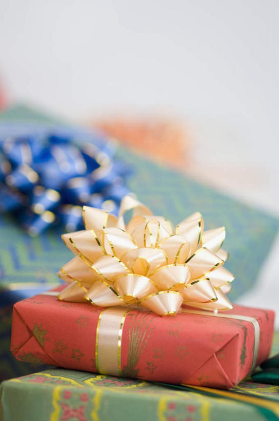 无人,竖图,彩色,室内,特写,白天,白色背景,正面,静物,礼盒,礼物,一堆,许多,堆叠,堆积,装饰,丝绸,丝带,纸盒,缎带,绸带,盒子,包装盒,礼品盒,摄影,礼品,装饰花,影棚,堆,华丽,修饰,点缀,衬托,美观,雅致,雅观,彩图,影棚拍摄,拍摄