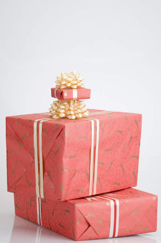 无人,竖图,彩色,室内,特写,白天,白色背景,正面,静物,礼盒,礼物,堆叠,装饰,丝绸,丝带,纸盒,缎带,绸带,盒子,两个,包装盒,礼品盒,摄影,礼品,装饰花,影棚,堆,华丽,修饰,点缀,衬托,美观,雅致,雅观,彩图,影棚拍摄,拍摄