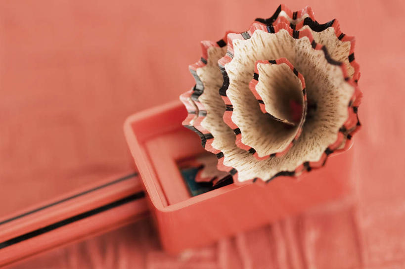 无人,横图,俯视,室内,特写,白天,静物,木制,木屑,塑料,文具,木制品,铅笔,塑料制品,摄影,影棚,笔屑,卷笔刀,用具,碎屑,铅笔屑,彩图,高角度拍摄,影棚拍摄,拍摄