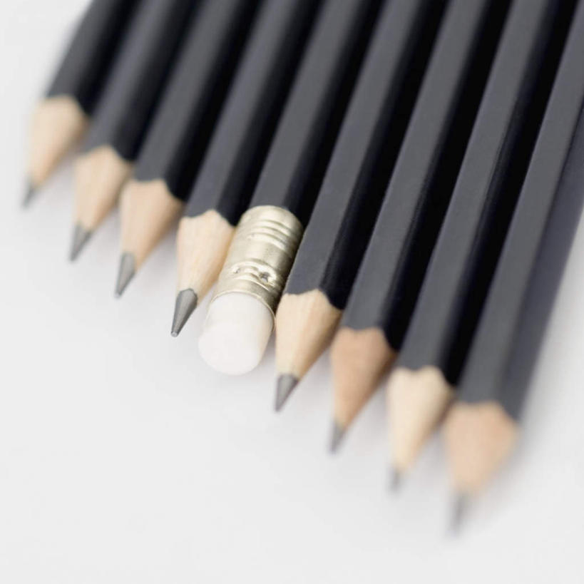 无人,竖图,俯视,室内,特写,白天,白色背景,静物,一排,许多,笔,办公用品,文具,排列,铅笔,橡皮,学习用品,摄影,影棚,笔尖,文具用品,队列,彩图,高角度拍摄,影棚拍摄,拍摄