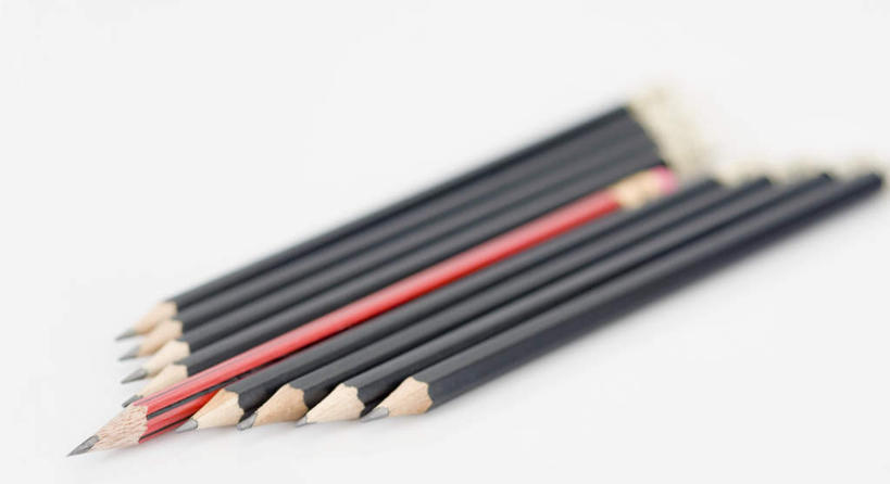 无人,横图,俯视,室内,特写,白天,白色背景,静物,一排,许多,笔,办公用品,文具,排列,铅笔,学习用品,摄影,影棚,笔尖,文具用品,队列,彩图,高角度拍摄,影棚拍摄,拍摄