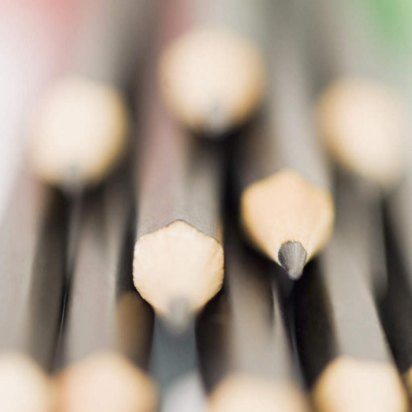 无人,竖图,俯视,室内,特写,白天,白色背景,静物,一堆,一排,许多,堆叠,堆积,朦胧,模糊,笔,办公用品,文具,排列,铅笔,学习用品,摄影,影棚,堆,笔尖,文具用品,队列,彩图,高角度拍摄,影棚拍摄,拍摄