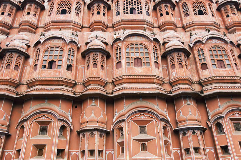无人,横图,室外,白天,仰视,旅游,度假,名胜古迹,窗户,标志建筑,地标,建筑,印度,亚洲,一排,许多,遗迹,整齐,柱子,墙,古迹,文物,娱乐,建设,古建筑,墙壁,墙面,排列,红色,享受,休闲,旅游胜地,放松,队列,南亚,古文明,首府,拉贾斯坦邦,拉贾斯坦,印度共和国,风宫,红粉之城,斋普尔,风之宫殿,彩图,低角度拍摄