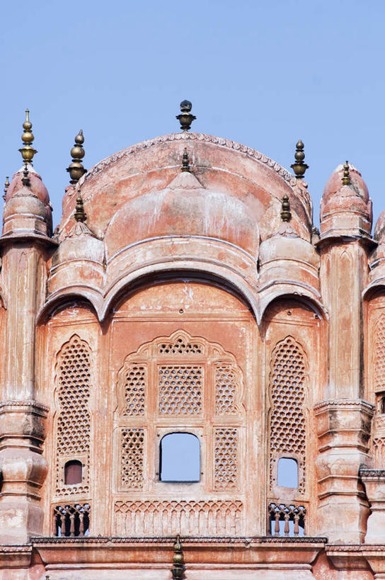 无人,竖图,室外,白天,正面,旅游,度假,名胜古迹,窗户,标志建筑,地标,建筑,印度,亚洲,阴影,遗迹,光线,影子,柱子,古迹,文物,娱乐,建设,古建筑,蓝色,蓝天,天空,阳光,天,享受,休闲,旅游胜地,放松,晴朗,南亚,古文明,万里无云,首府,拉贾斯坦邦,拉贾斯坦,印度共和国,风宫,红粉之城,斋普尔,风之宫殿,晴空,晴空万里,彩图
