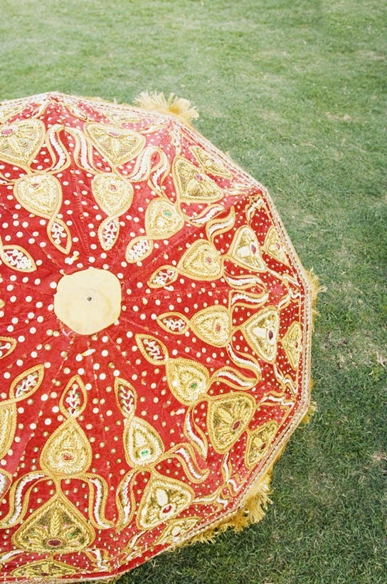 无人,竖图,俯视,室外,特写,白天,草地,草坪,植物,静物,纺织品,一把,装饰,伞,雨伞,遮阳伞,手工制品,图像,阳伞,草,绿色,工艺品,华丽,修饰,点缀,衬托,美观,雅致,雅观,构图,式样,彩图,高角度拍摄