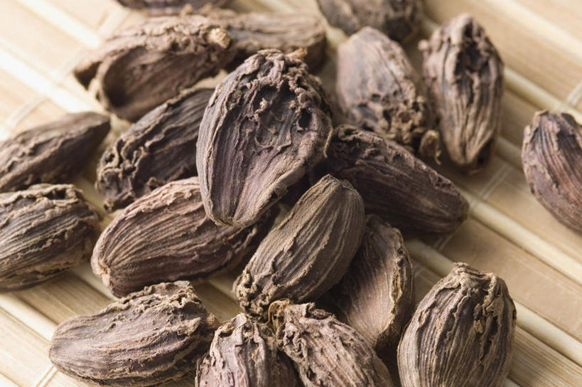 无人,横图,俯视,室内,特写,白天,植物,餐桌,桌子,一堆,许多,堆叠,堆积,木质,调味,香料,佐料,种子,草药,药草,中药,餐台,堆,豆蔻,配料,药材,中草药,中药材,本草,作料,消食,白豆蔻,彩图,高角度拍摄,开胃