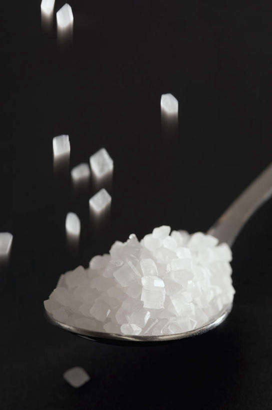 无人,竖图,室内,特写,白天,正面,一堆,许多,堆叠,堆积,黑色背景,勺子,调料,糖,调味品,调味料,一个,白色,调羹,汤匙,摄影,影棚,单个,堆,砂糖,沙糖,彩图,影棚拍摄,拍摄