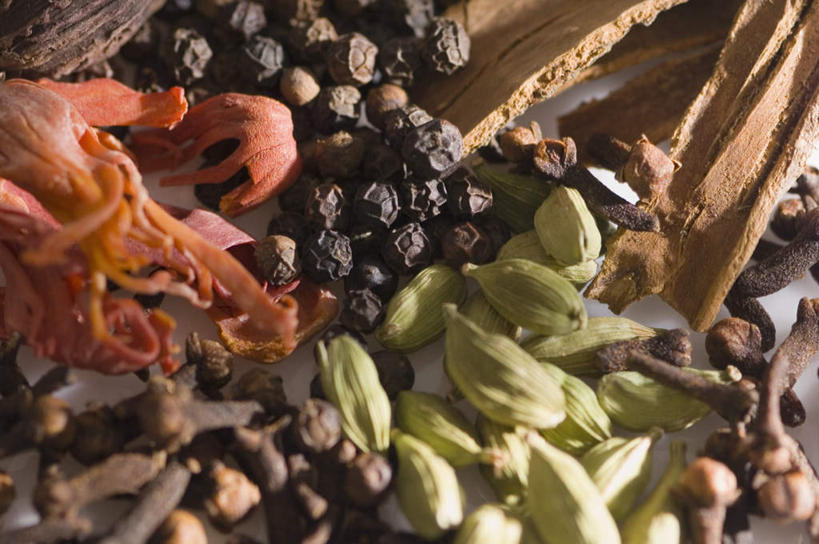 无人,横图,俯视,室内,特写,白天,白色背景,植物,一堆,许多,阴影,堆叠,堆积,反射,影子,调料,调味,香料,佐料,草药,药草,黑胡椒,肉桂,调味品,调味料,中药,摄影,影棚,堆,小豆蔻,配料,药材,中草药,光辉,桂皮,中药材,本草,作料,官桂,牡桂,筒桂,香桂,玉桂,初恋,愁绪,愁怨,华北紫丁香,龙梢子,消食,三角豆蔻,印度豆蔻,丁香,紫丁香,胡椒,彩图,高角度拍摄,影棚拍摄,拍摄