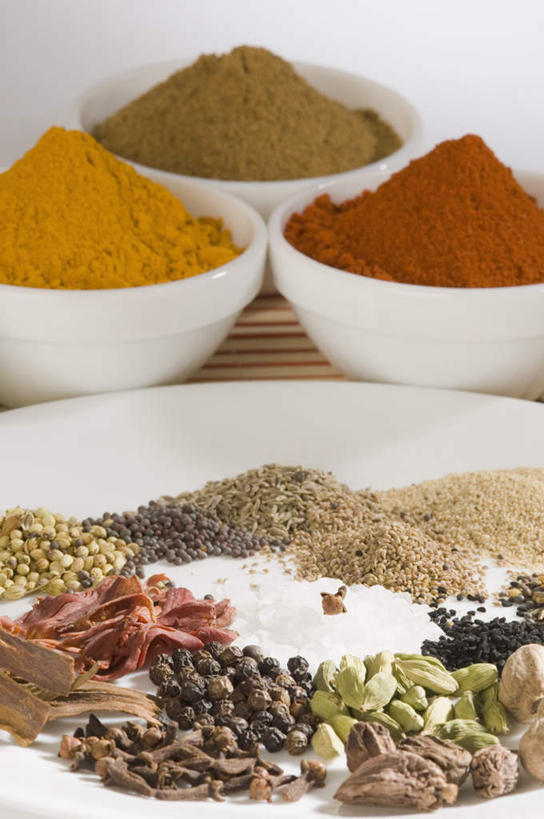 无人,竖图,俯视,室内,特写,白天,白色背景,植物,辣椒,餐具,一堆,许多,堆叠,堆积,碟子,粉末,盘,陶瓷,香菜,香料,草药,药草,陶瓷制品,中药,三个,盘子,碟,碗,粉,摄影,影棚,堆,葛缕子,葛缕子籽,核仁,肉豆蔻,小豆蔻,小茴香,孜然,药材,中草药,莳萝,辣角,红海椒,大椒,辣虎,广椒,肉蔻,肉果,玉果,中药材,本草,胡芦巴,粉状,消食,孜然芹,辣子,红辣椒,海椒,番椒,彩图,高角度拍摄,影棚拍摄,拍摄