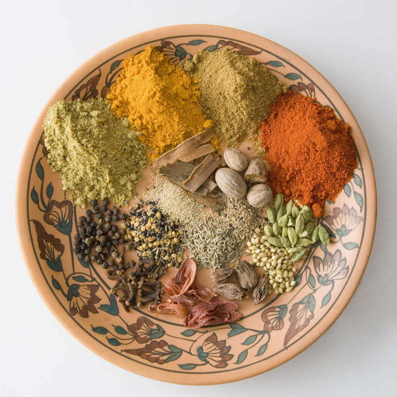 无人,横图,俯视,室内,特写,白天,白色背景,植物,辣椒,餐具,一堆,堆叠,堆积,碟子,粉末,木勺,盘,勺子,陶瓷,香菜,香料,草药,药草,陶瓷制品,中药,一个,盘子,调羹,碟,汤匙,碗,摄影,影棚,单个,堆,葛缕子,葛缕子籽,核仁,肉豆蔻,小豆蔻,小茴香,孜然,药材,中草药,莳萝,辣角,红海椒,大椒,辣虎,广椒,肉蔻,肉果,玉果,中药材,本草,胡芦巴,消食,孜然芹,辣子,红辣椒,海椒,番椒,彩图,高角度拍摄,影棚拍摄,拍摄