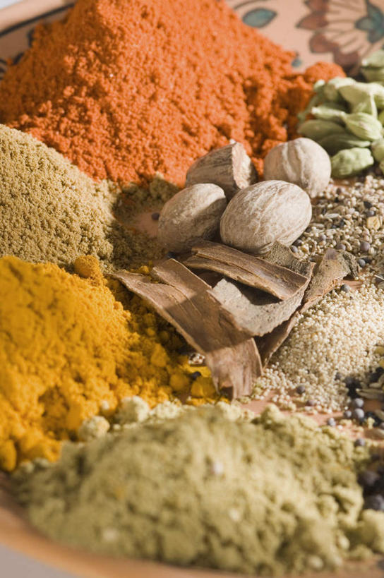 无人,竖图,俯视,室内,特写,白天,植物,辣椒,餐具,一堆,阴影,堆叠,堆积,反射,碟子,粉末,木勺,盘,影子,勺子,陶瓷,香菜,香料,草药,药草,陶瓷制品,肉桂,中药,一个,盘子,调羹,碟,汤匙,碗,摄影,影棚,单个,堆,葛缕子,葛缕子籽,核仁,肉豆蔻,小豆蔻,小茴香,孜然,药材,中草药,桂皮,莳萝,辣角,红海椒,大椒,辣虎,广椒,肉蔻,肉果,玉果,中药材,本草,胡芦巴,官桂,牡桂,筒桂,香桂,玉桂,消食,孜然芹,辣子,红辣椒,海椒,番椒,彩图,高角度拍摄,影棚拍摄,拍摄