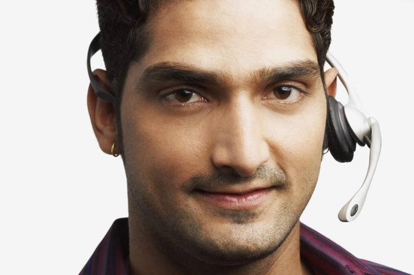 脸,头,脸颊,脖子,一个人,笑,微笑,横图,室内,特写,白天,白色背景,正面,衬衫,通讯,客服,亚洲,仅一个男性,仅一个人,信息,话务员,注视,仅一个年轻男性,耳机,耳麦,话筒,观察,看,服务,通信,摄影,影棚,观看,协调,察看,麦克风,头戴式耳麦,关注,销售,客服人员,电话销售,接待员,男人,男性,年轻男性,亚洲人,印度人,头部,脖,颈,颈部,脸部,脸蛋,面部,接线员,半身,彩图,影棚拍摄,衬衣,拍摄,头戴式耳机