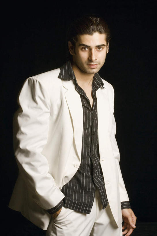 一个人,站,竖图,室内,白天,正面,亚洲,仅一个男性,仅一个人,黑色背景,服装,注视,休闲装,仅一个年轻男性,衣服,观察,看,站着,休闲,休闲服,摄影,服饰,影棚,观看,察看,关注,手插袋,单手插袋,单手抄兜,单手放兜,男人,男性,年轻男性,亚洲人,印度人,插兜,手插兜,手放口袋,站立,半身,彩图,影棚拍摄,拍摄,手抄兜