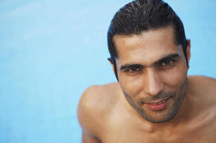 脸,头,脸颊,脖子,锁骨,肩胛骨,胸骨,肋骨,一个人,体育馆,游泳池,笑,微笑,横图,俯视,室外,特写,白天,水,亚洲,仅一个男性,仅一个人,水池,水面,注视,泳池,肩膀,仅一个年轻男性,观察,看,观看,察看,游泳馆,关注,胸椎,腰骨,肋软骨,男人,男性,年轻男性,亚洲人,印度人,头部,脖,颈,颈部,脸部,脸蛋,面部,半身,彩图,高角度拍摄