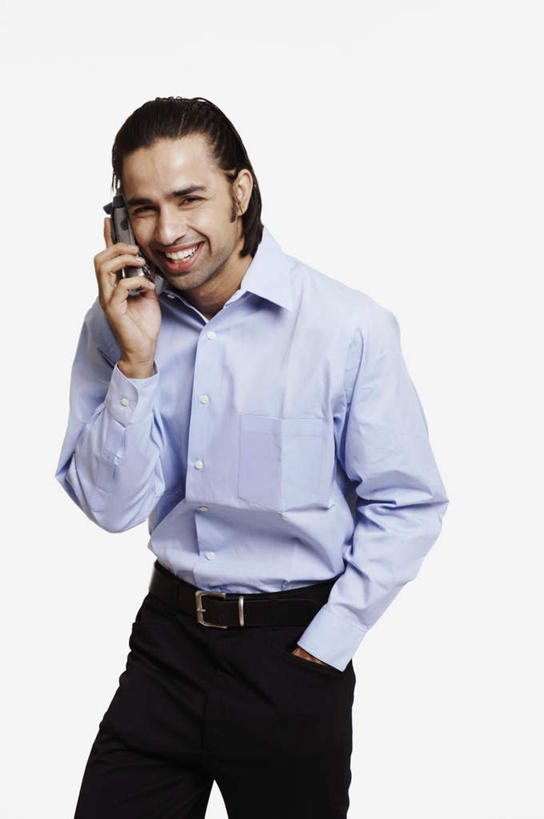 一个人,站,笑,打电话,微笑,露齿笑,竖图,室内,白天,白色背景,正面,电话,手机,亚洲,仅一个男性,仅一个人,握,服装,拿,拿着,注视,休闲装,通讯设备,仅一个年轻男性,衣服,观察,看,站着,休闲,休闲服,握着,摄影,服饰,影棚,观看,察看,关注,手插袋,单手插袋,单手抄兜,单手放兜,交流,男人,男性,年轻男性,亚洲人,印度人,插兜,沟通,手插兜,手放口袋,通话,站立,半身,彩图,影棚拍摄,拍摄,手抄兜