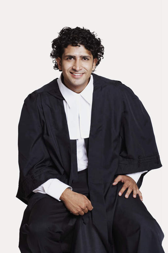 一个人,牧师,传教士,坐,竖图,室内,白天,白色背景,正面,民族服装,亚洲,仅一个男性,仅一个人,服装,注视,仅一个年轻男性,衣服,观察,看,摄影,服饰,影棚,观看,察看,衣着,穿着,关注,衣饰,男人,男性,年轻男性,亚洲人,印度人,传道者,祭司,教士,神甫,神父,坐着,半身,彩图,影棚拍摄,传统服装,民俗服,拍摄