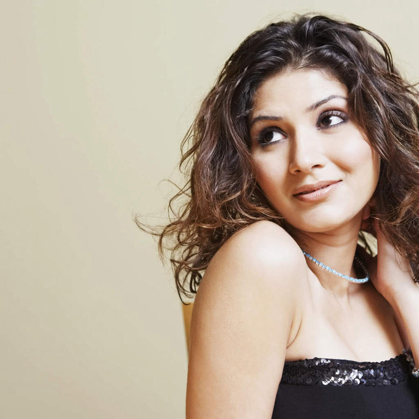 脸,头,脸颊,脖子,手,一个人,坐,摸,横图,室内,特写,白天,正面,裙子,项链,亚洲,仅一个年轻女性,仅一个女性,仅一个人,抚摸,连衣裙,服装,棕色,注视,装饰品,衣服,饰品,首饰,观察,看,手部,斜视,服饰,观看,单手,察看,衣着,穿着,关注,肩部,衣饰,年轻女性,女人,女性,亚洲人,印度人,头部,长发,卷发,脖,颈,颈部,脸部,脸蛋,面部,触摸,接触,坐着,半身,彩图