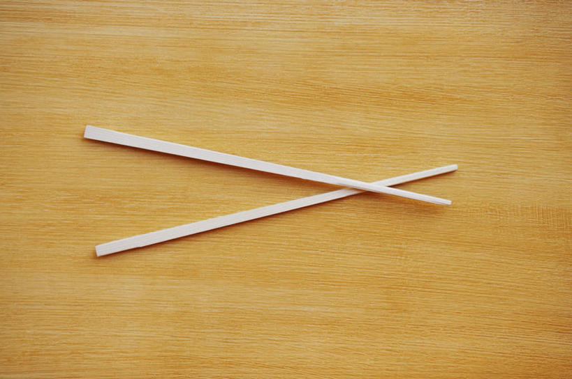 无人,交叉,横图,俯视,室内,特写,白天,餐桌,筷子,桌面,桌子,静物,餐具,一双,阴影,反射,木制,影子,文化,传统,木制品,餐台,礼节,礼仪,进餐用具,彩图,高角度拍摄