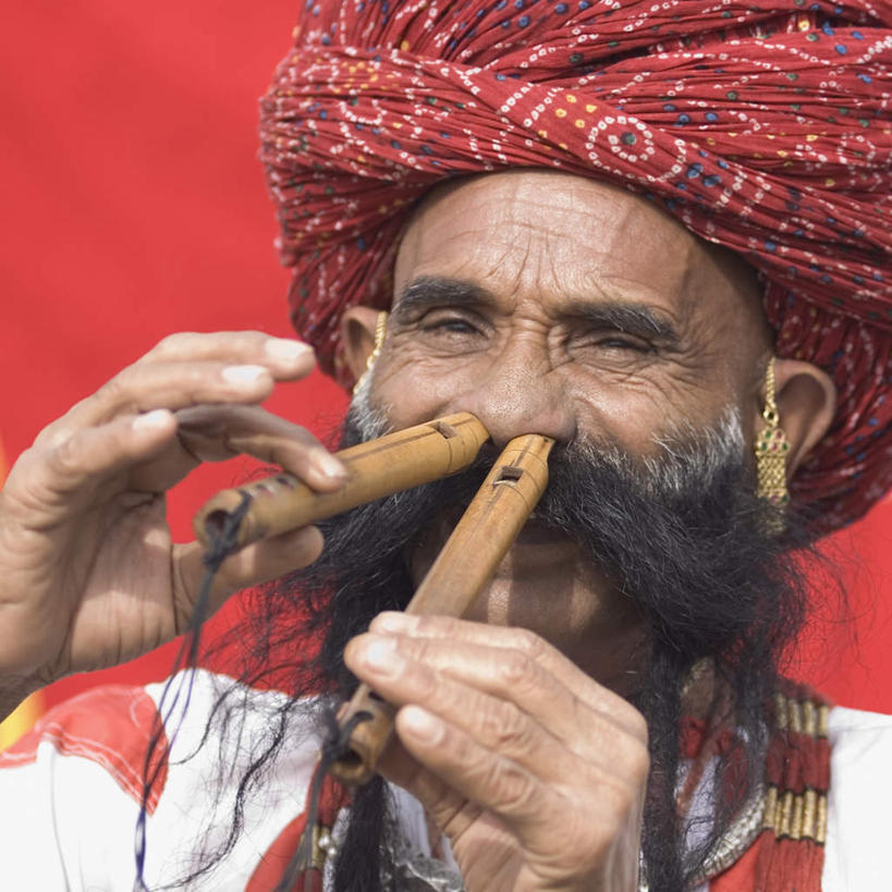 脸,头,脸颊,手,胡须,一个人,举,横图,室外,特写,白天,正面,民族服装,亚洲,双手,仅一个男性,仅一个人,服装,艺术,金属,头巾,吹奏乐器,笛子,乐器,音乐,拿,拿着,注视,衣服,观察,看,托,仅一个老年男性,手部,服饰,观看,察看,长笛,衣着,穿着,关注,肩部,衣饰,老年男性,男人,男性,亚洲人,印度人,头部,胡子,络腮胡,脸部,脸蛋,面部,举起,举手,举着,向上举,向上伸,向上托,半身,彩图,传统服装,民俗服